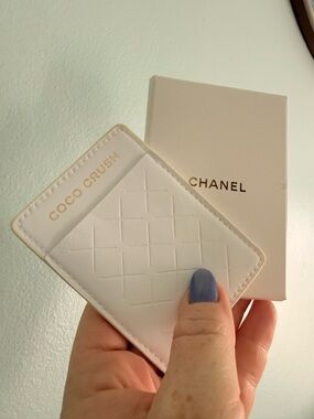 ⭐️ New Chanel Coco Crush White Card Holder in box